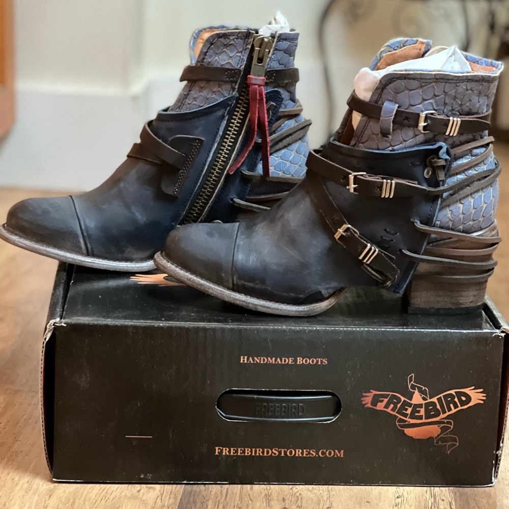 NWT FreeBird Crue Navy boot. Size 10
